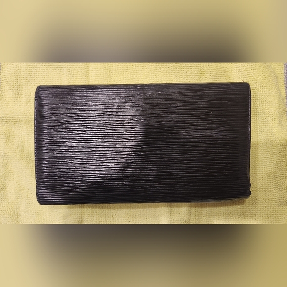 Louis Vuitton Black International Wallet - Picture 2 of 4